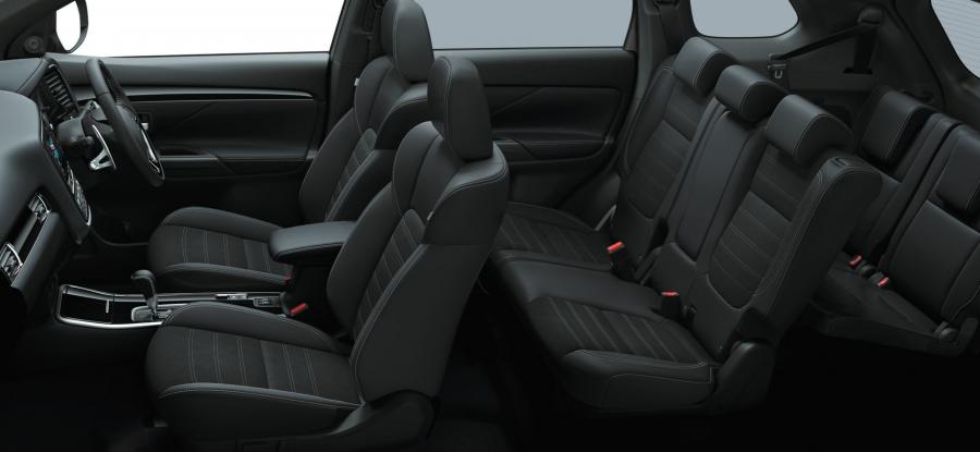 Интерьер Mitsubishi Outlander Black Edition 2018 года  (JP) (фото 4 из 18)